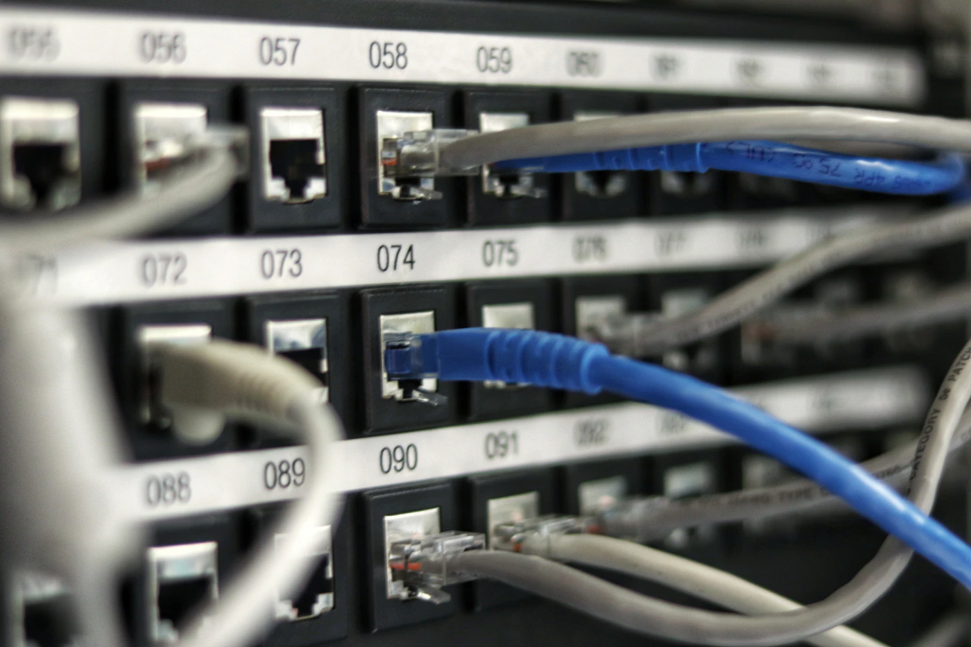 Fileiras de racks de servidores em um data center com iluminação em tons quentes